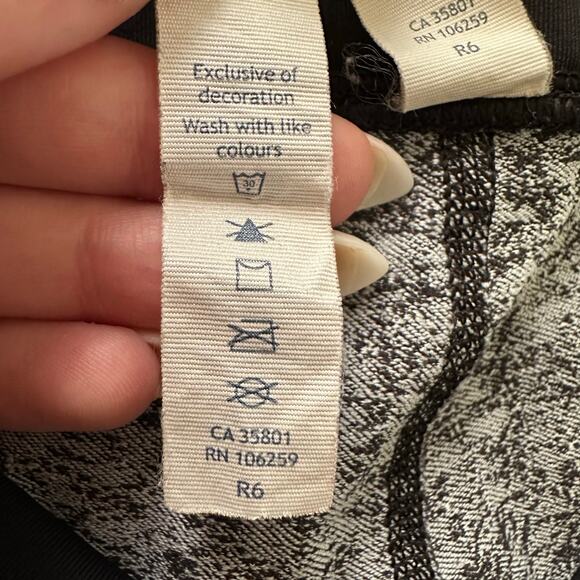 Lululemon black & white pattern mesh panel leggings size 6 - Picture 8 of 12